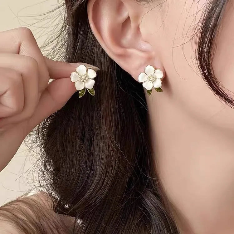 LATS 2025 Asymmetry Imitation Pearl Gardenias Stud Earrings for Women Girl New Fashion Flower Temperament Jewelry Accessories