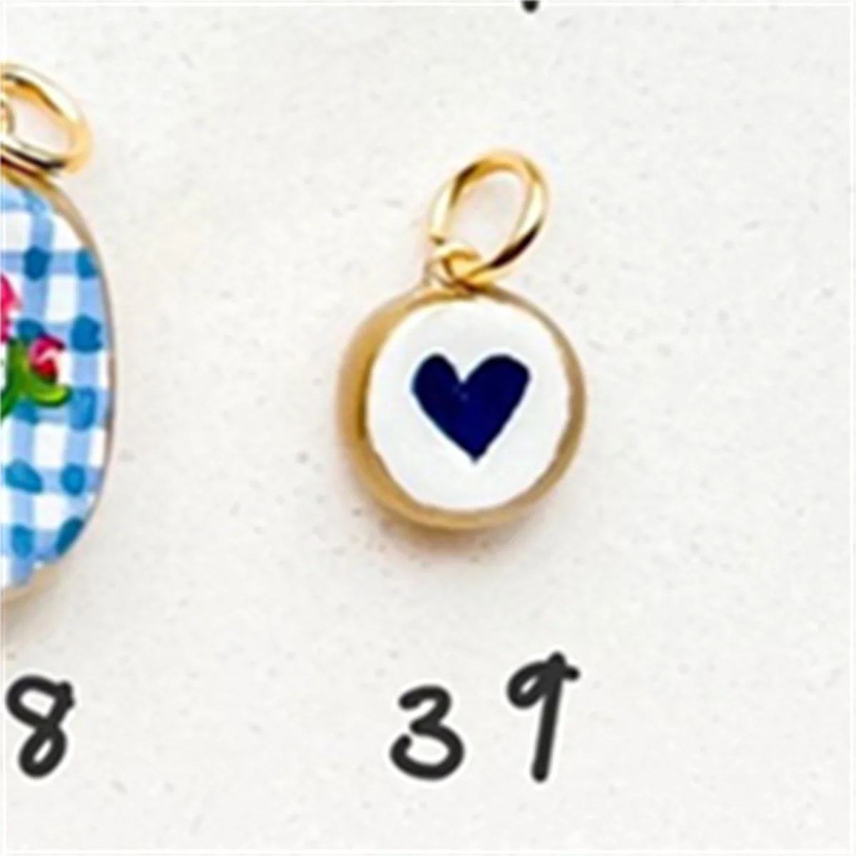 Colorful dopamine pendant with oil droplets, strawberry, crab, heart, shell pattern, color preservation