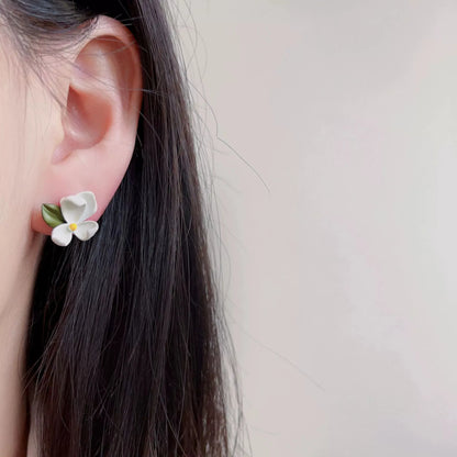 LATS 2025 Asymmetry Imitation Pearl Gardenias Stud Earrings for Women Girl New Fashion Flower Temperament Jewelry Accessories