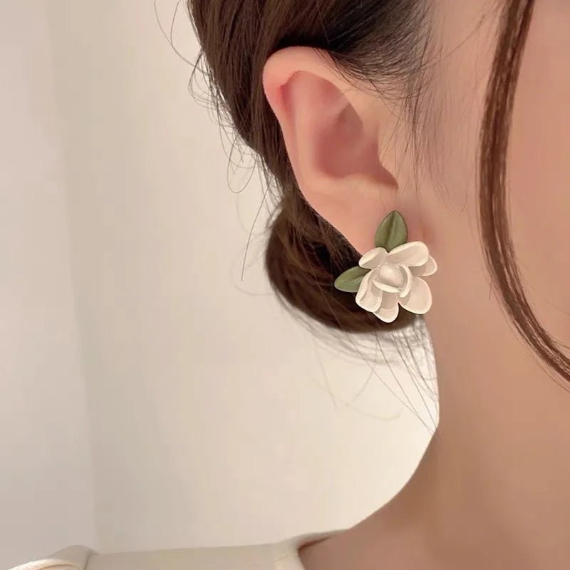 LATS 2025 Asymmetry Imitation Pearl Gardenias Stud Earrings for Women Girl New Fashion Flower Temperament Jewelry Accessories